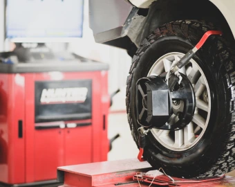 Alineación de llantas en taller automotriz Carrera 28 # 63c-34, Barrio 7 de Agosto, Bogotá